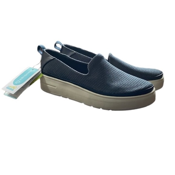 Baretraps Navy Blue Textured Nivan Slip-on Sneakers NWT - Picture 1 of 12